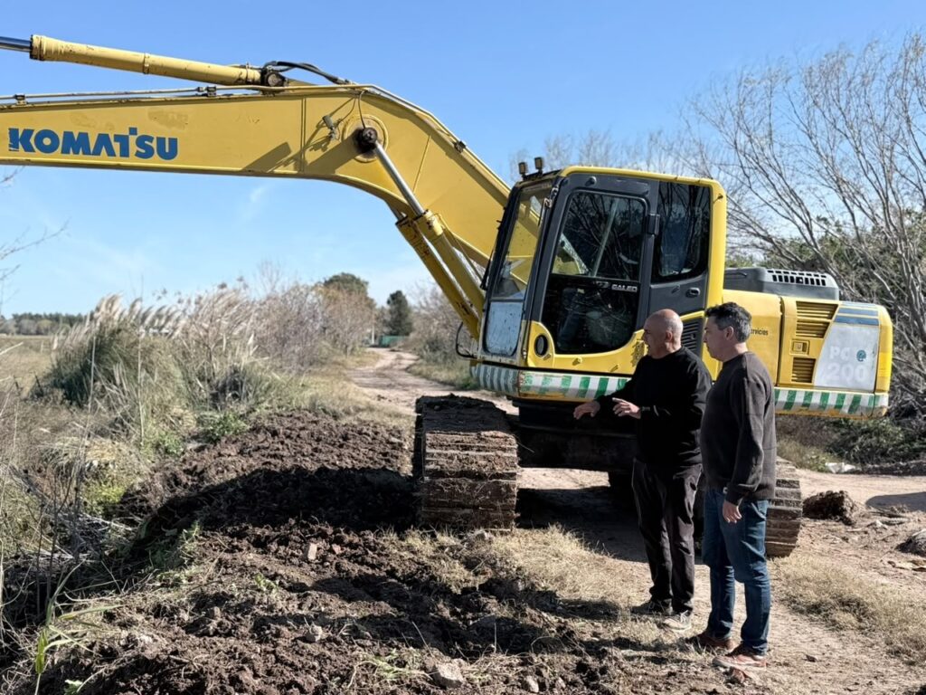 Limpieza de canales en Funes con retroexcavadora