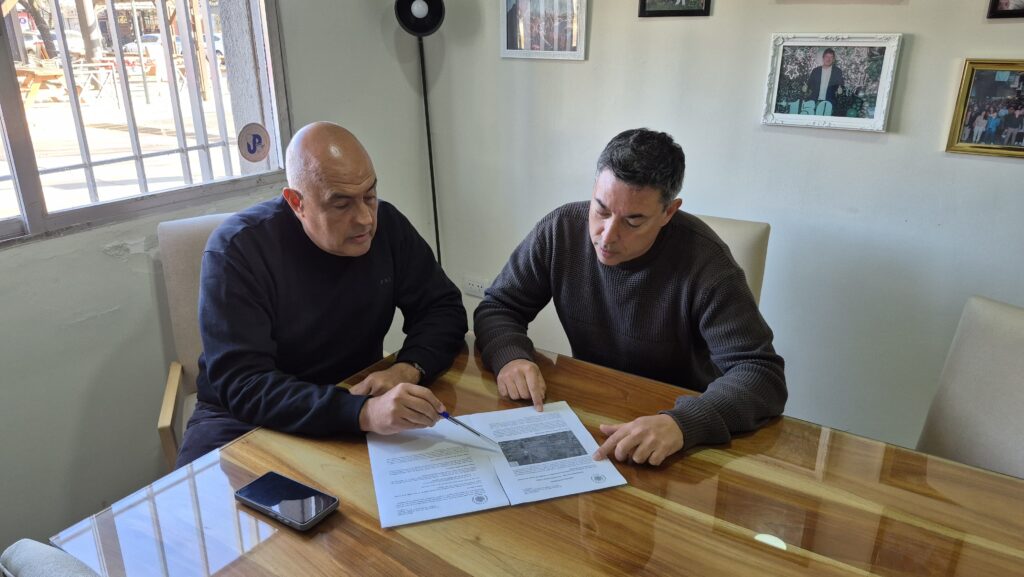 Funcionarios municipales revisan el plan de limpieza de canales en Funes