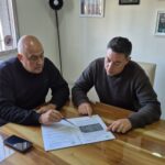 Funcionarios municipales revisan el plan de limpieza de canales en Funes
