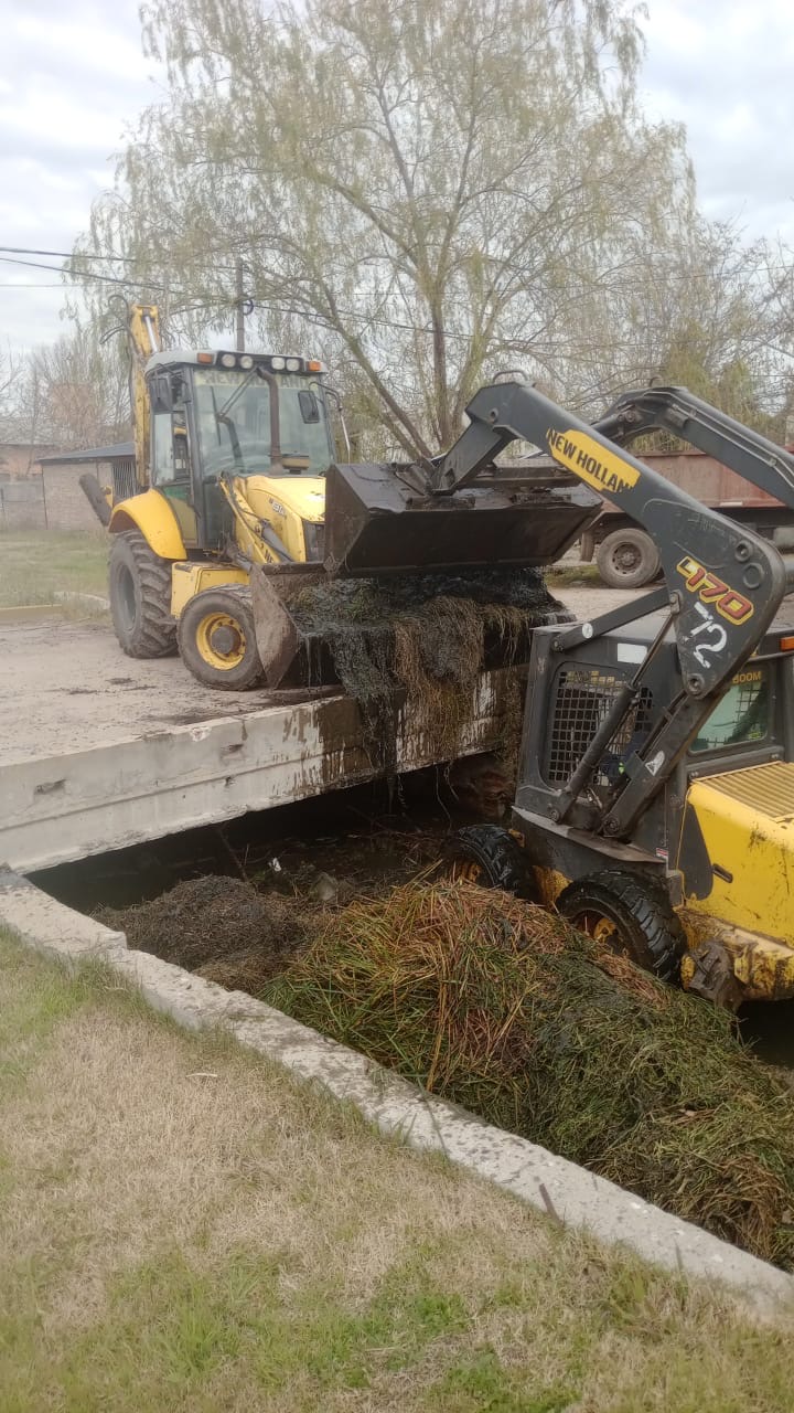 Maquinaria municipal retira residuos de un desagüe en Funes