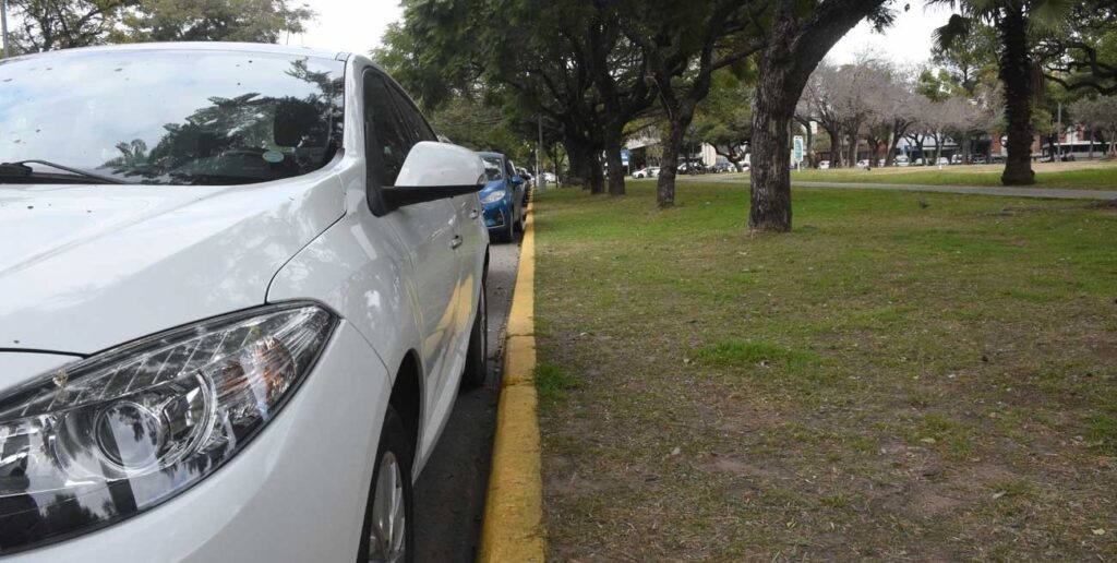 Líneas amarillas en Rosario: proponen reducirlas para sumar estacionamiento