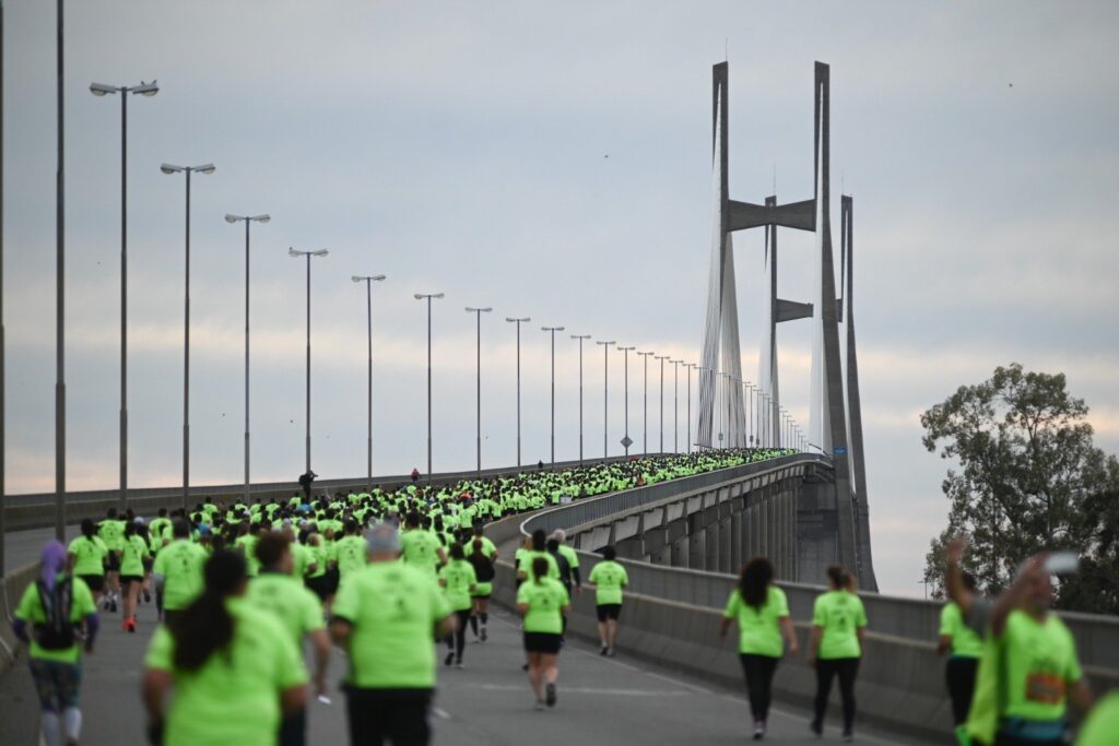 Corredores cruzan a pie el puente Rosario-Victoria durante la Maratón del Puente sobre el río Paraná