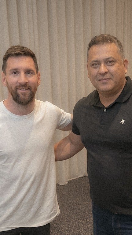 Mario Gigena junto a Lionel Messi