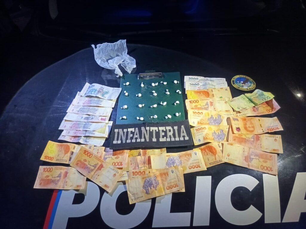 Envoltorios de cocaína y dinero en efectivo secuestrados en un operativo por microtráfico en Rosario