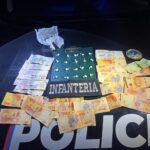 Envoltorios de cocaína y dinero en efectivo secuestrados en un operativo por microtráfico en Rosario