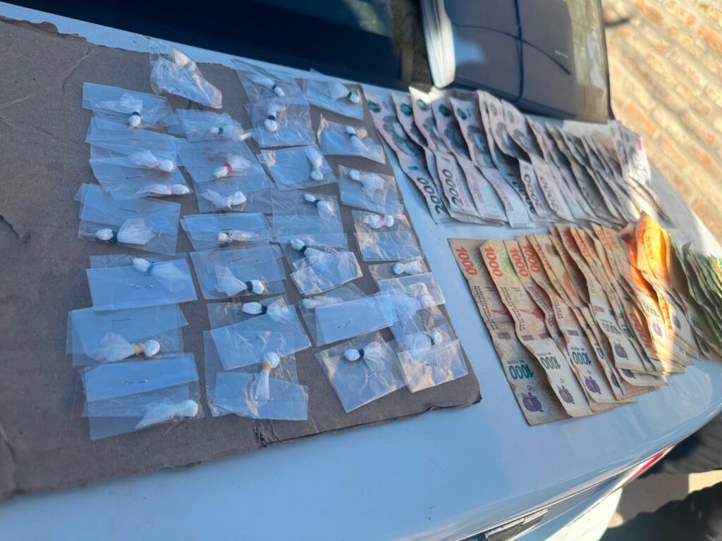 29 envoltorios de material estupefaciente y dinero secuestrados en un operativo por microtráfico en Rosario