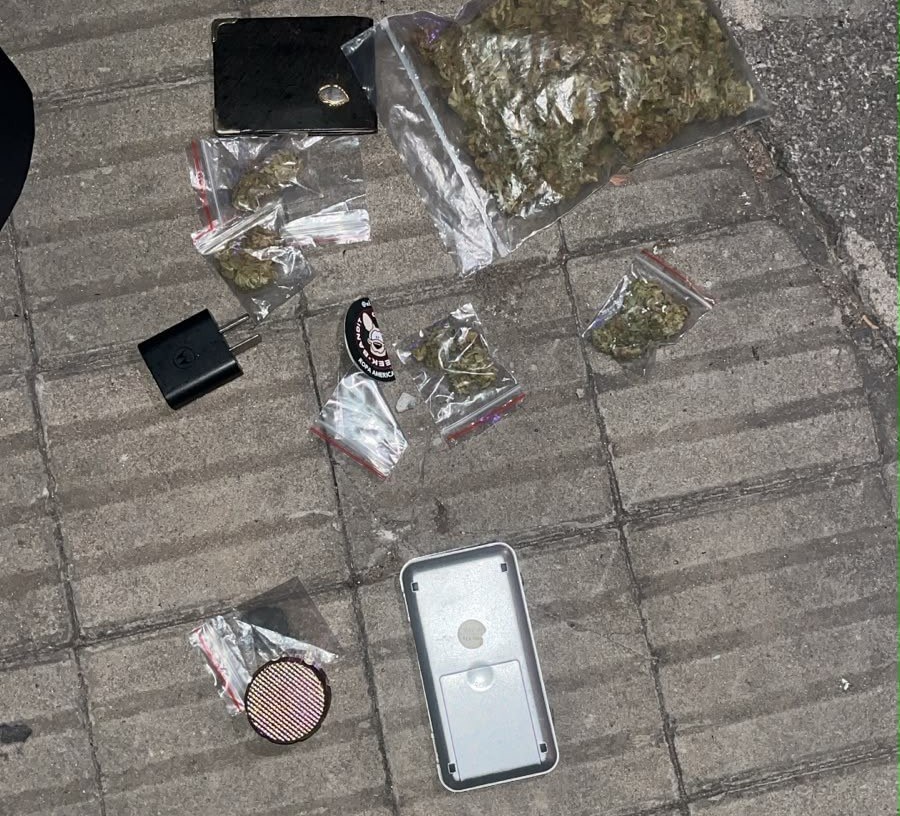 Marihuana, una balanza de precisión y envoltorios secuestrados por la Policía de Santa Fe en un procedimiento en Rosario