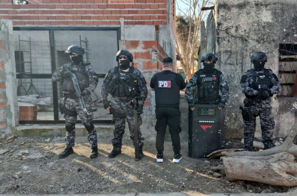 Grupos tácticos y PDI de la Policía de Santa Fe durante uno de los cinco allanamientos por microtráfico en San Lorenzo