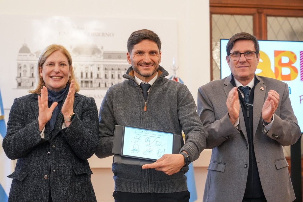 Pullaro muestra el convenio firmado del programa Mil Aulas