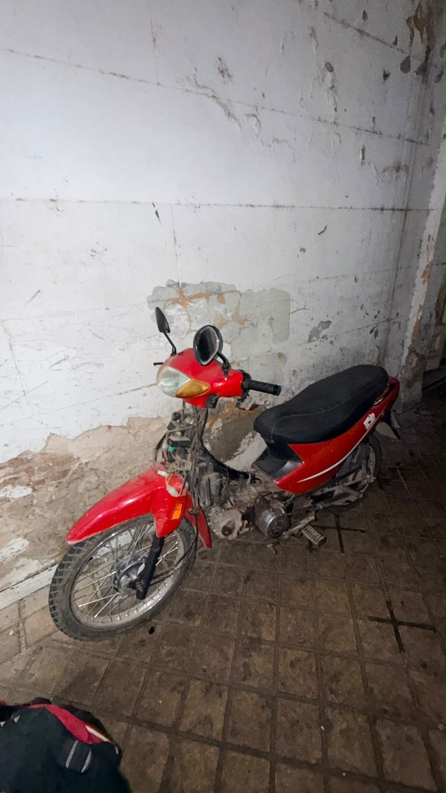 La motocicleta Guerrero roja secuestrada en el procedimiento, en Rosario