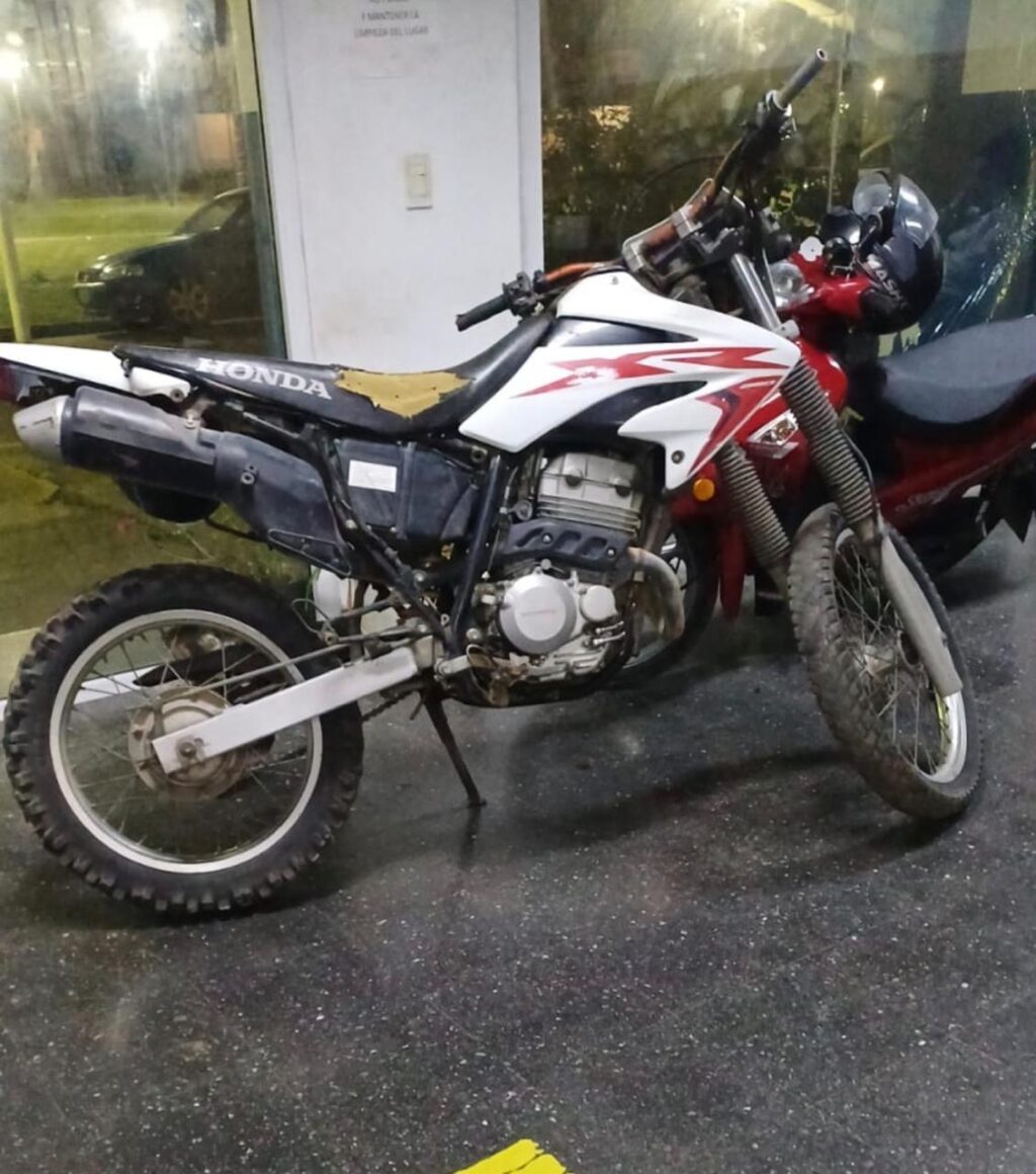 Motocicleta Honda Tornado 250 robada y recuperada por la policía en Funes