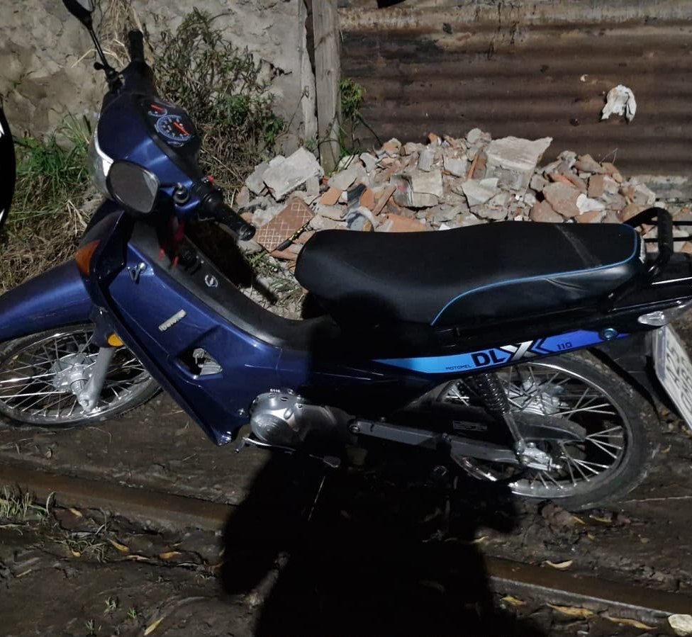 La motocicleta Motomel DLX azul recuperada por la Policía tras el robo en zona oeste de Rosario