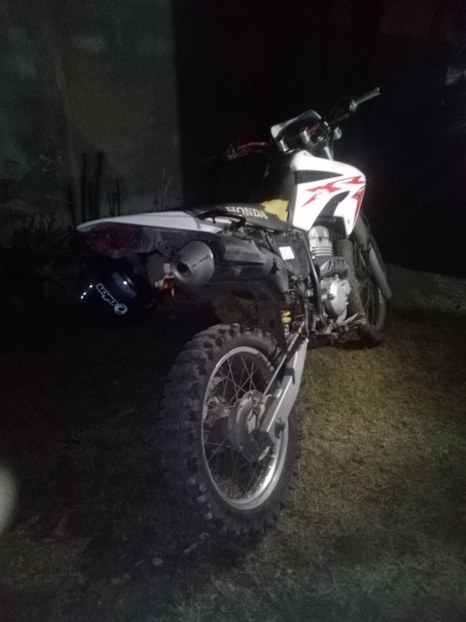 La motocicleta robada recuperada durante el allanamiento