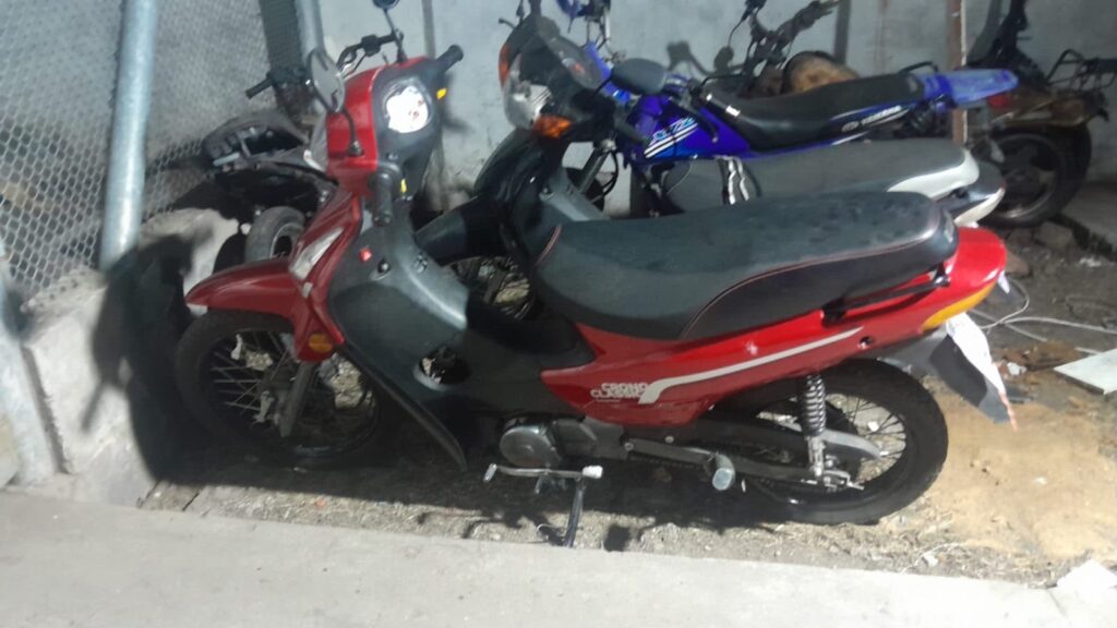Motovehículo rojo secuestrado en un procedimiento por tenencia ilegítima de arma de fuego en Rosario