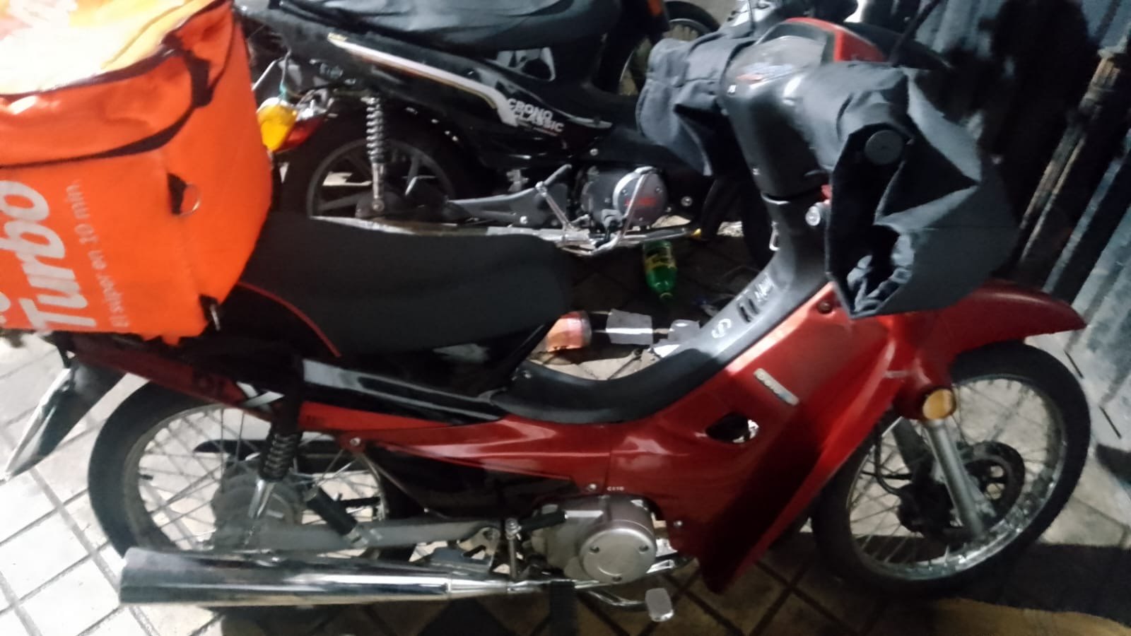 La motocicleta de 110 cc secuestrada durante el procedimiento policial en Rosario