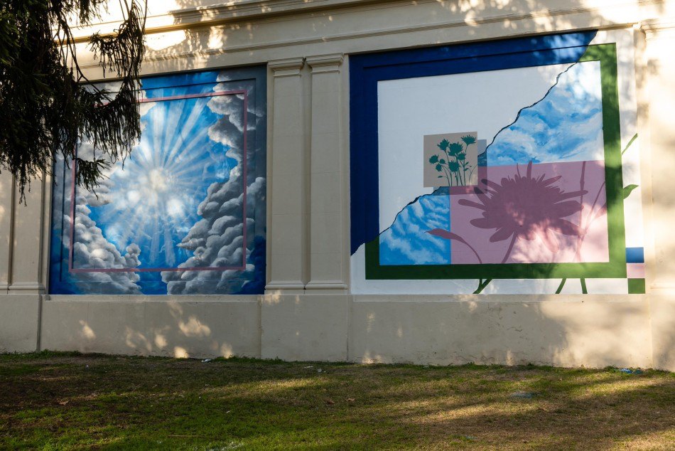Rayos de sol entre nubes en el mural del cementerio El Salvador de Rosario