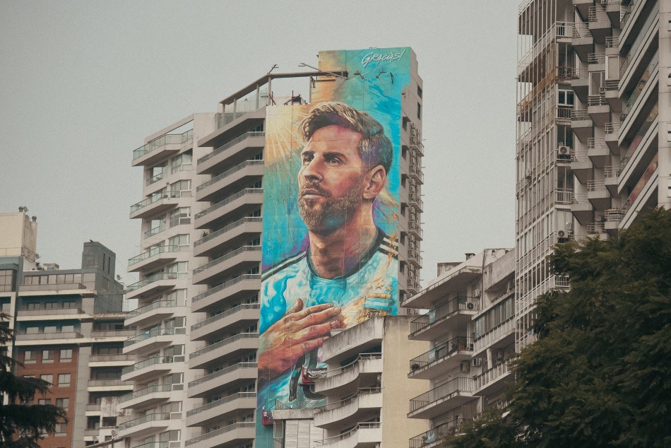 El mural de Lionel Messi sobre un edificio de Rosario, la ciudad natal del capitán de la Selección