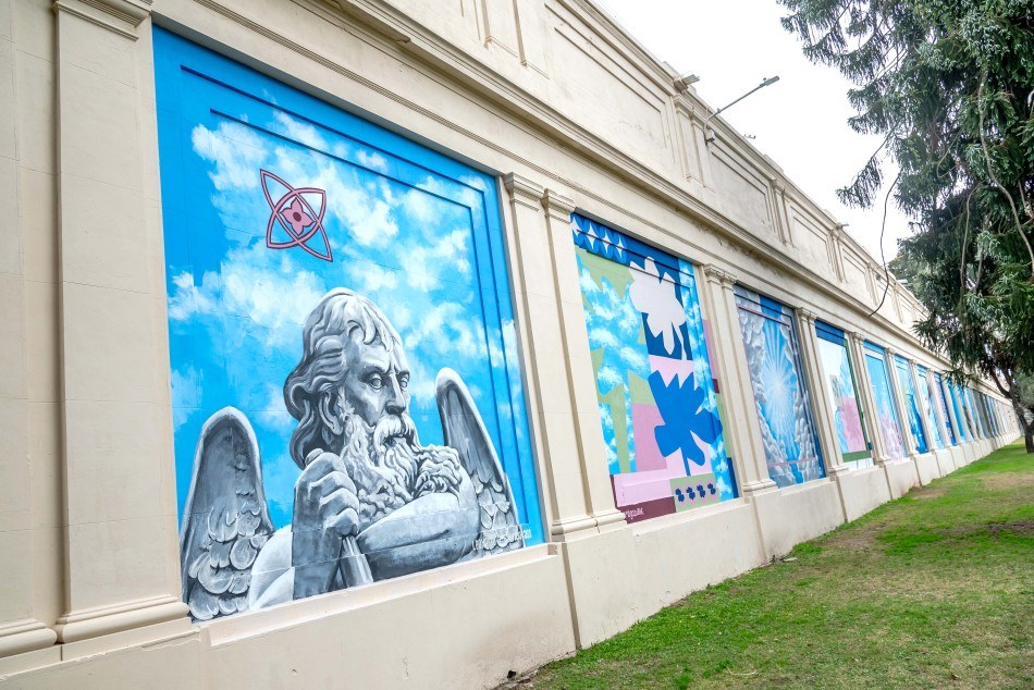 El mural colectivo Proyecto Cielo sobre el paredón del cementerio El Salvador