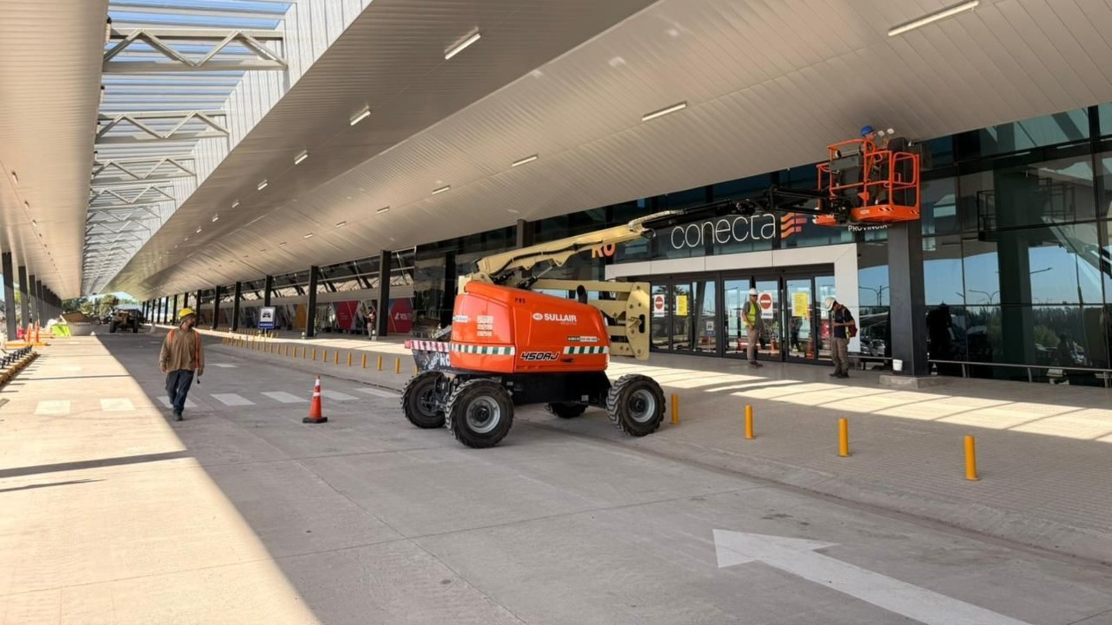 Operarios trabajan en la terminacion del nuevo edificio del Aeropuerto Internacional Rosario