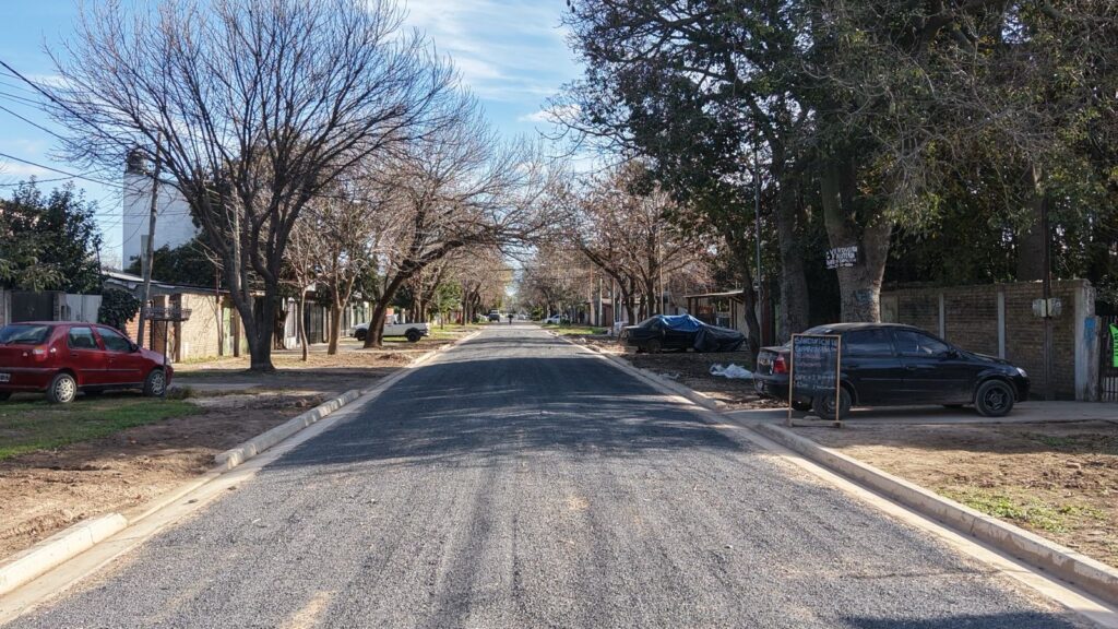 Obras en Granadero Baigorria: cuadrilla municipal en tareas de cordón cuneta