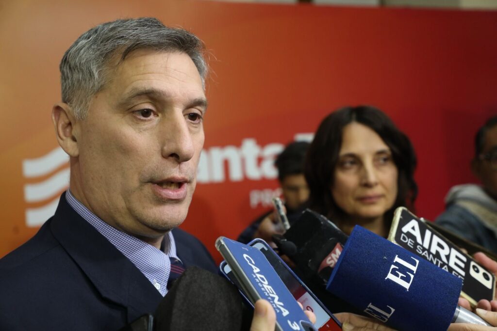 El ministro de Economía de Santa Fe habla ante los micrófonos de la prensa tras la reunión paritaria