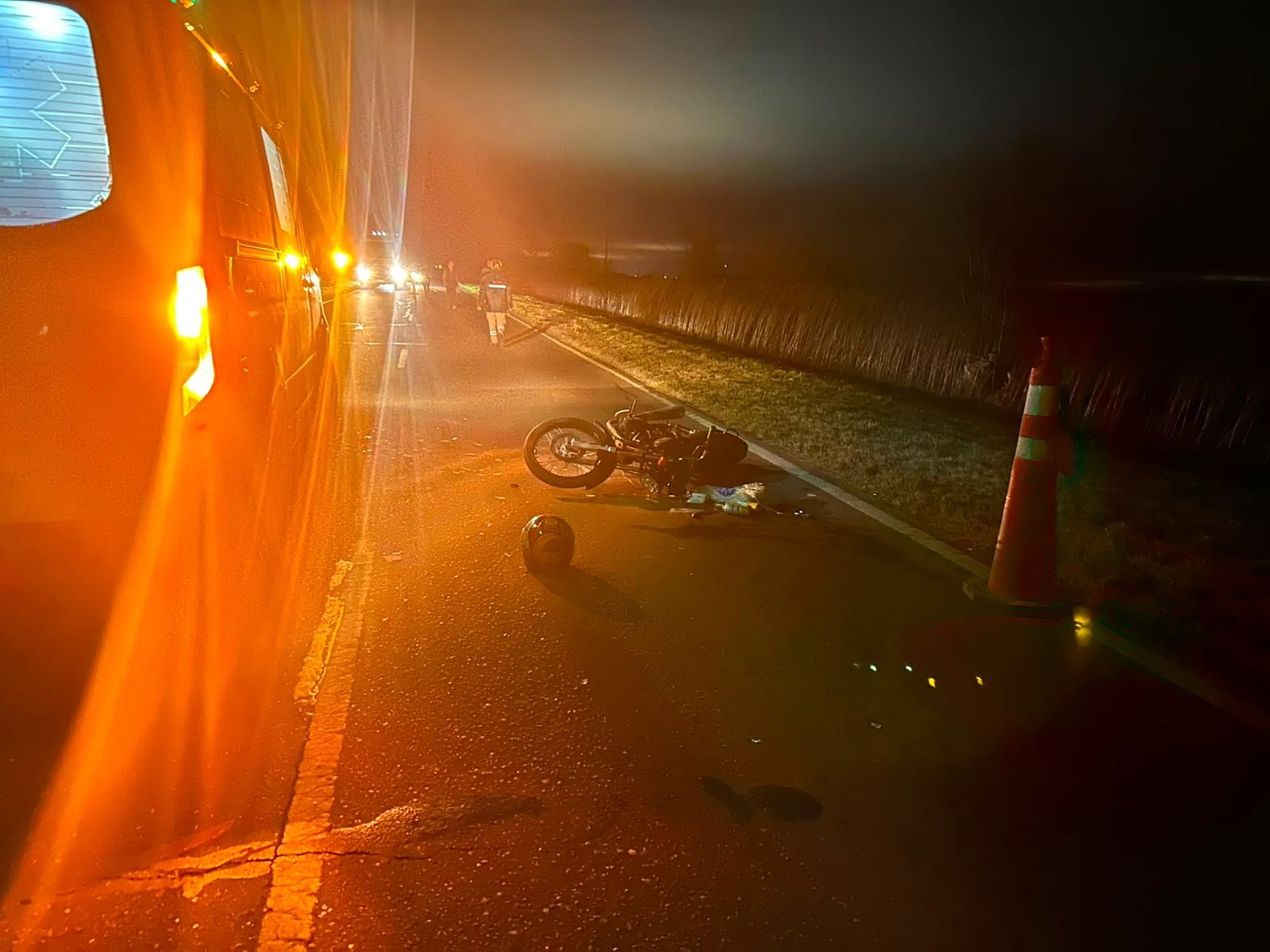 Personal de emergencias y conos de señalización en la Ruta 33 tras el choque entre una moto y un auto