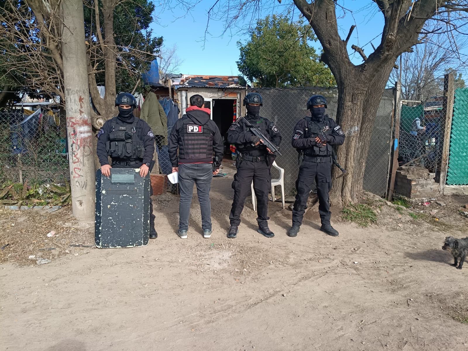 Operativo de allanamientos por microtráfico en Funes y Roldán