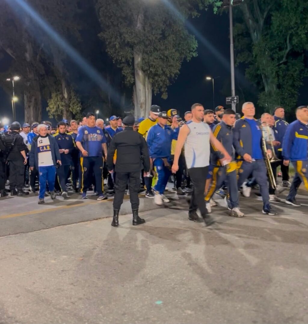 Personal policial custodia el traslado de los hinchas en las inmediaciones del estadio Marcelo Bielsa de Rosario