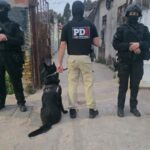 Operativo Delivery en Barrio Fisherton: Policías simularon ser repartidores de una app y desarticularon un punto de venta de drogas Efectivos de la PDI y la División Canes Detectores en el operativo delivery Fisherton, Rosario