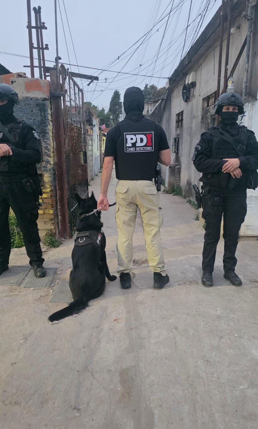 Efectivos de la PDI y la División Canes Detectores en el operativo delivery Fisherton, Rosario