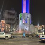 Más de 80 trabajadores en el operativo de limpieza del Monumento tras el banderazo por la Selección Trabajadores municipales y camionetas de Higiene Urbana durante la limpieza nocturna del Monumento a la Bandera