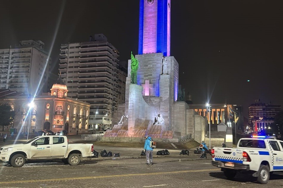 Trabajadores municipales y camionetas de Higiene Urbana durante la limpieza nocturna del Monumento a la Bandera