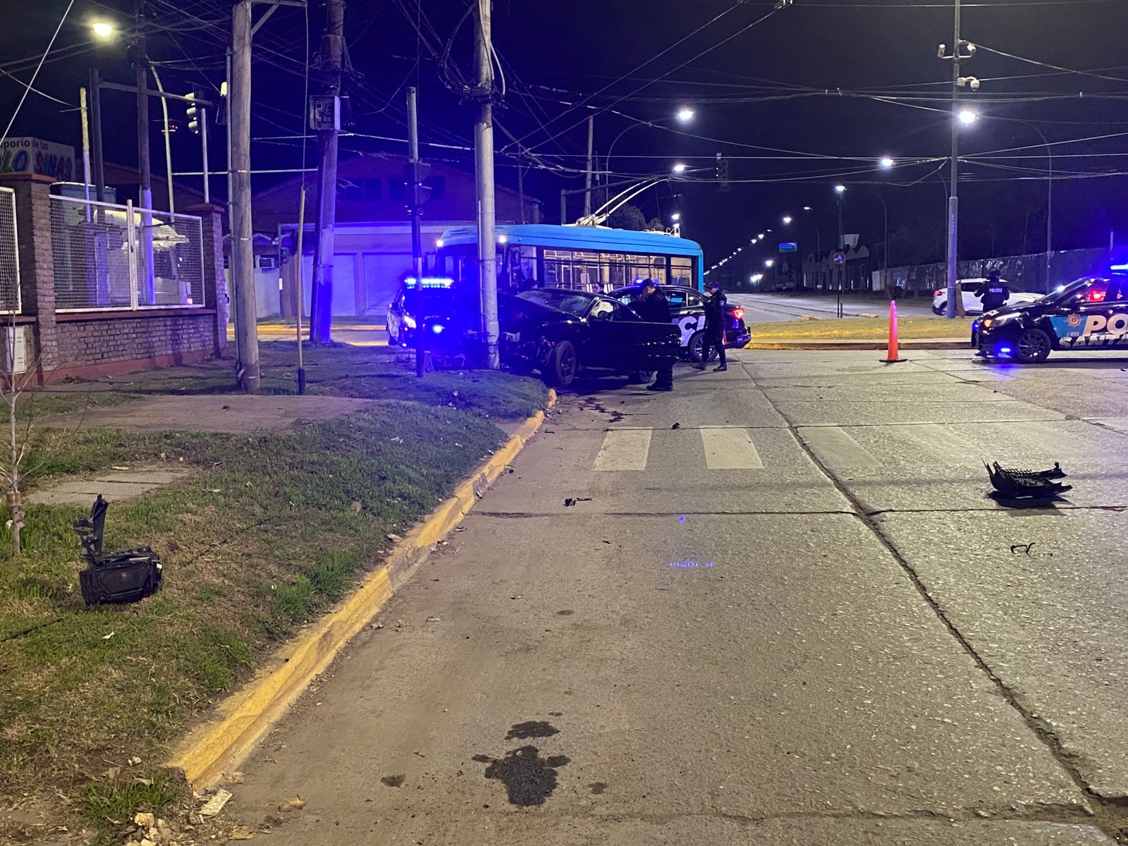 Operativo policial en la escena del choque en Mendoza y Wilde, en el noroeste de Rosario