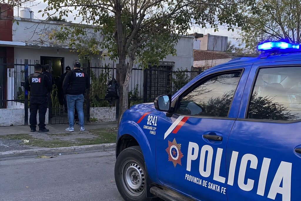 Efectivos de la PDI y un móvil de la Comisaría 23ª de Funes en el frente de la vivienda donde se produjo el hecho