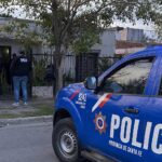 Rescataron en Funes a una mujer de 69 años que estaba encerrada y con lesiones: aprehendieron a su hijo