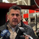 El coordinador de Seguridad en Eventos Masivos, Gustavo Velázquez, detalla el operativo de seguridad en conferencia de prensa en el estadio de Newell's