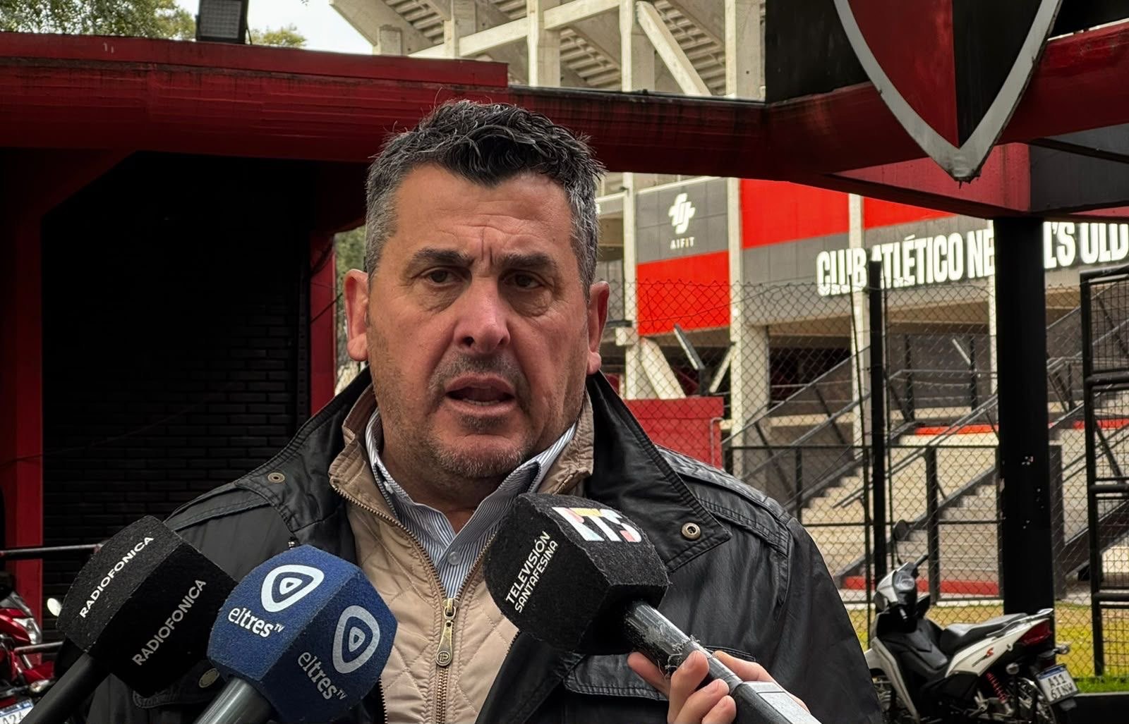 El coordinador de Seguridad en Eventos Masivos, Gustavo Velázquez, detalla el operativo de seguridad en conferencia de prensa en el estadio de Newell's