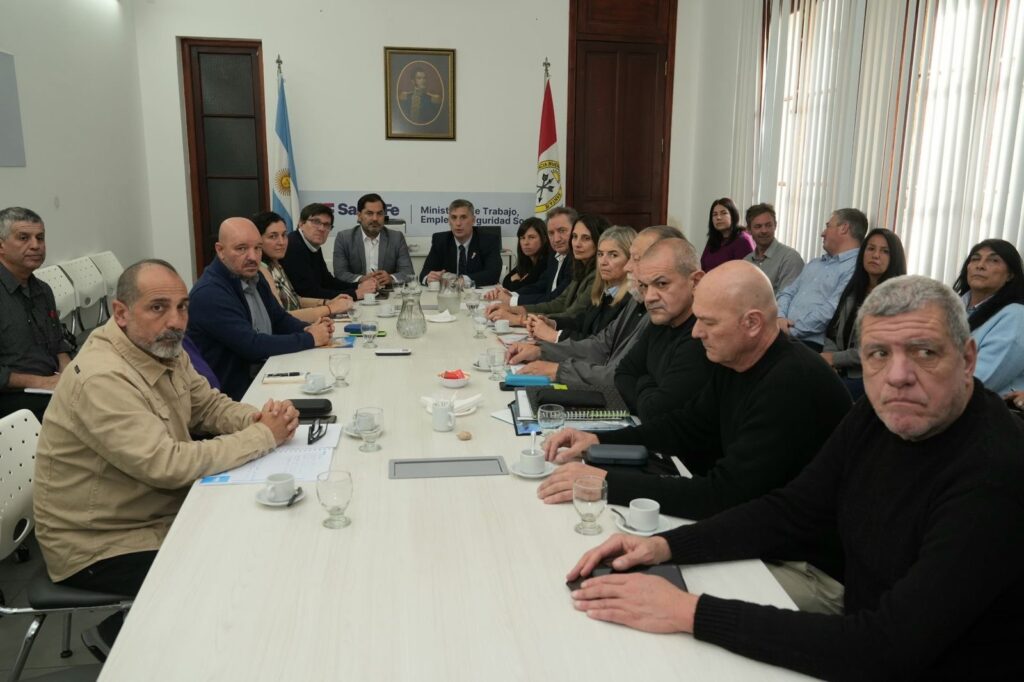 Funcionarios provinciales y representantes gremiales durante la reunión de la paritaria docente en Santa Fe