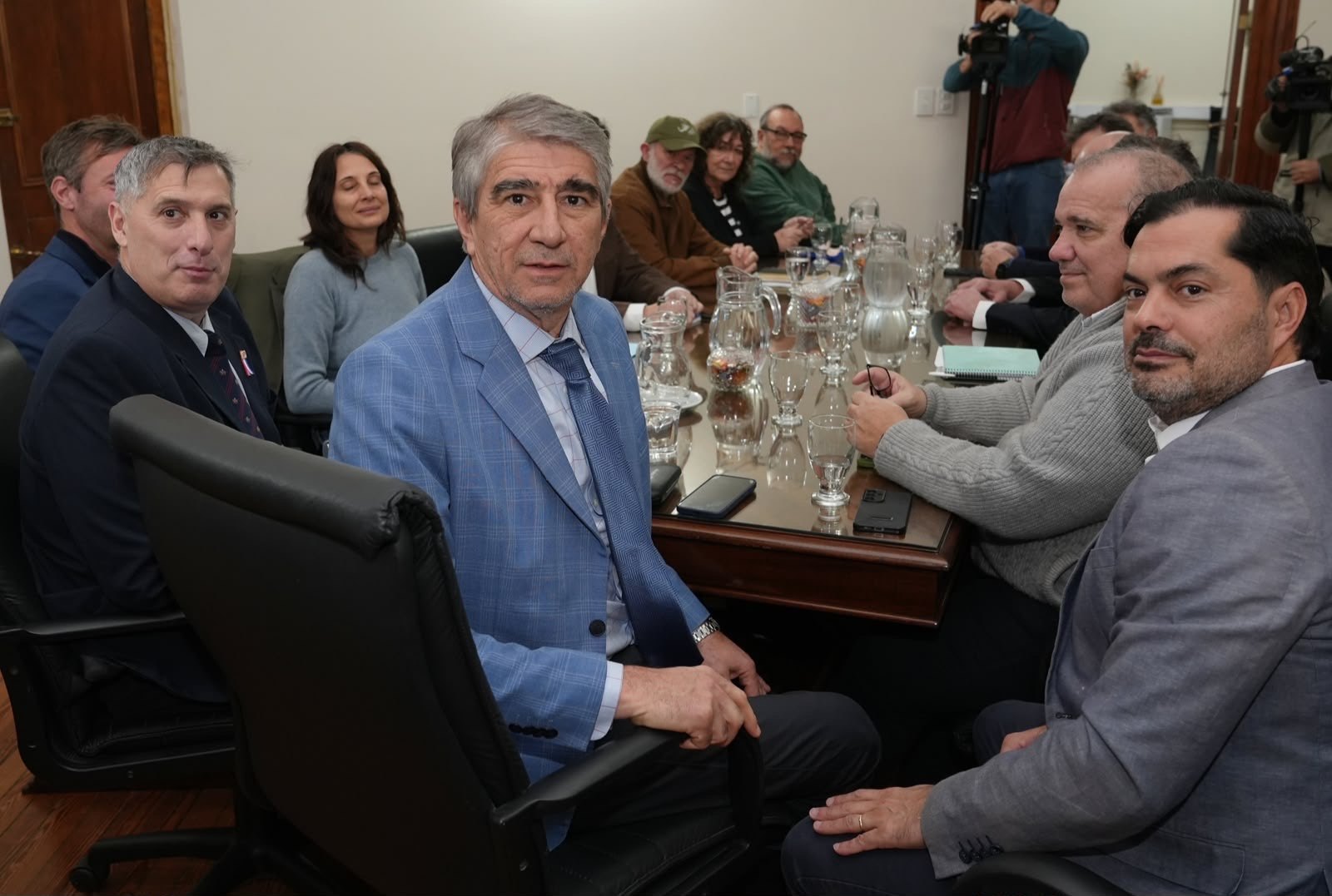 Autoridades provinciales y representantes de UPCN y ATE durante la reunión de paritaria en Casa de Gobierno