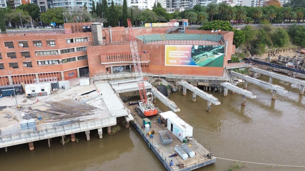 Vista aérea de la obra de reconstrucción y ampliación de la explanada del Parque España sobre el río Paraná, en Rosario