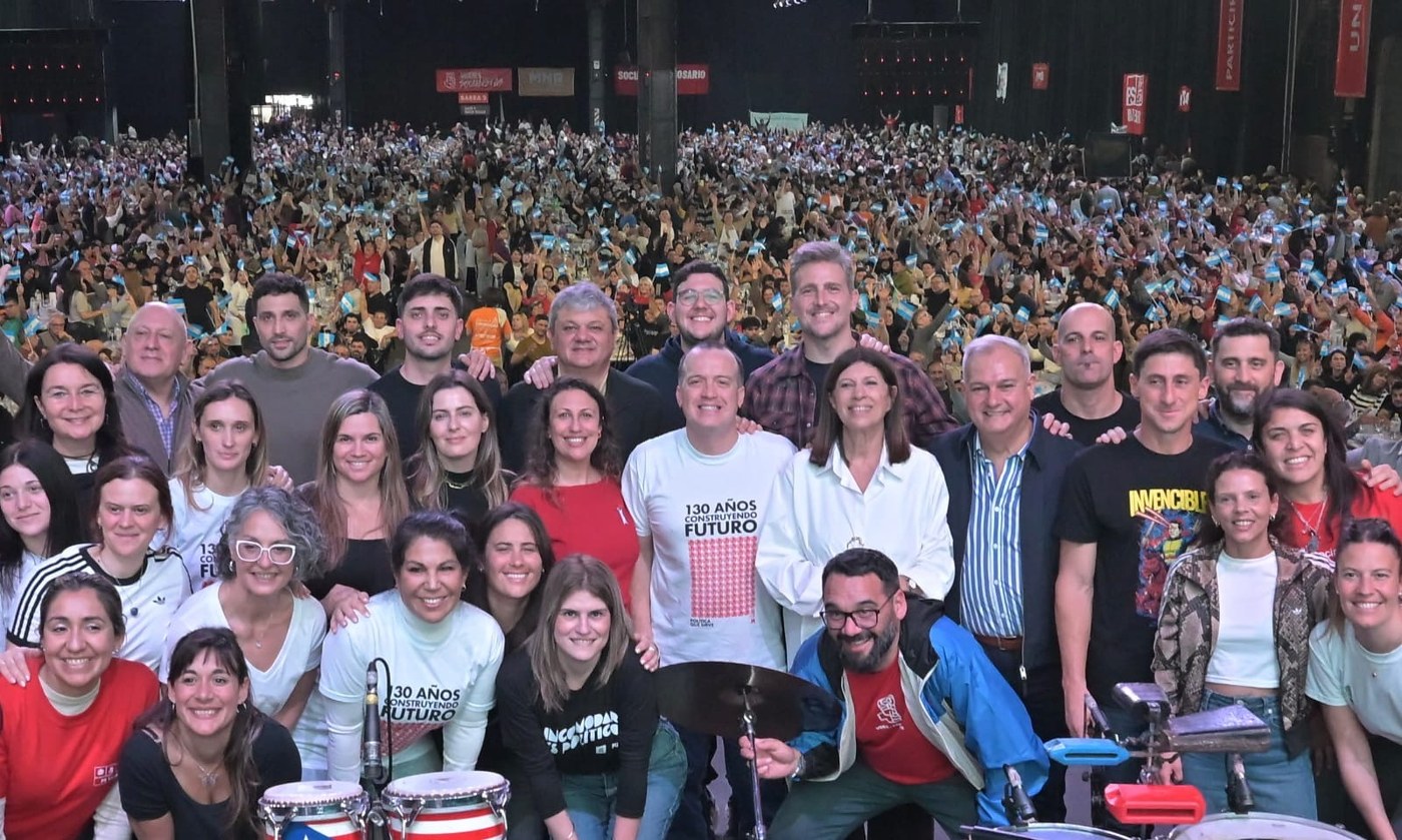 Dirigentes del Partido Socialista junto a la militancia