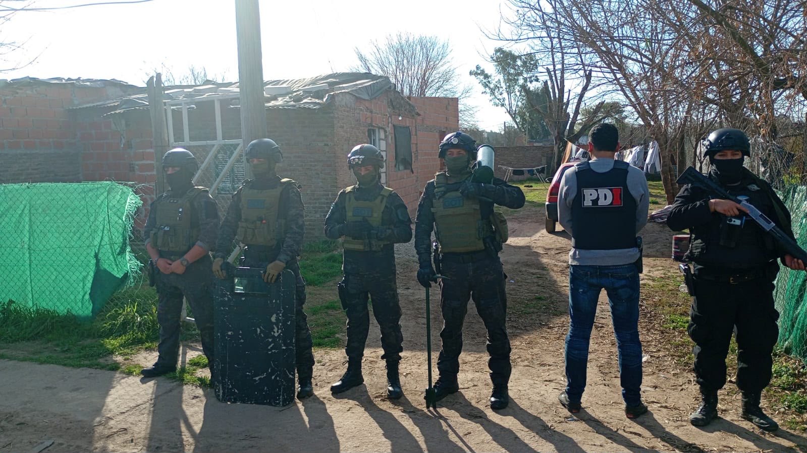Efectivos de la PDI y de los Grupos de Operaciones Tácticas durante el allanamiento en Fray Luis Beltrán