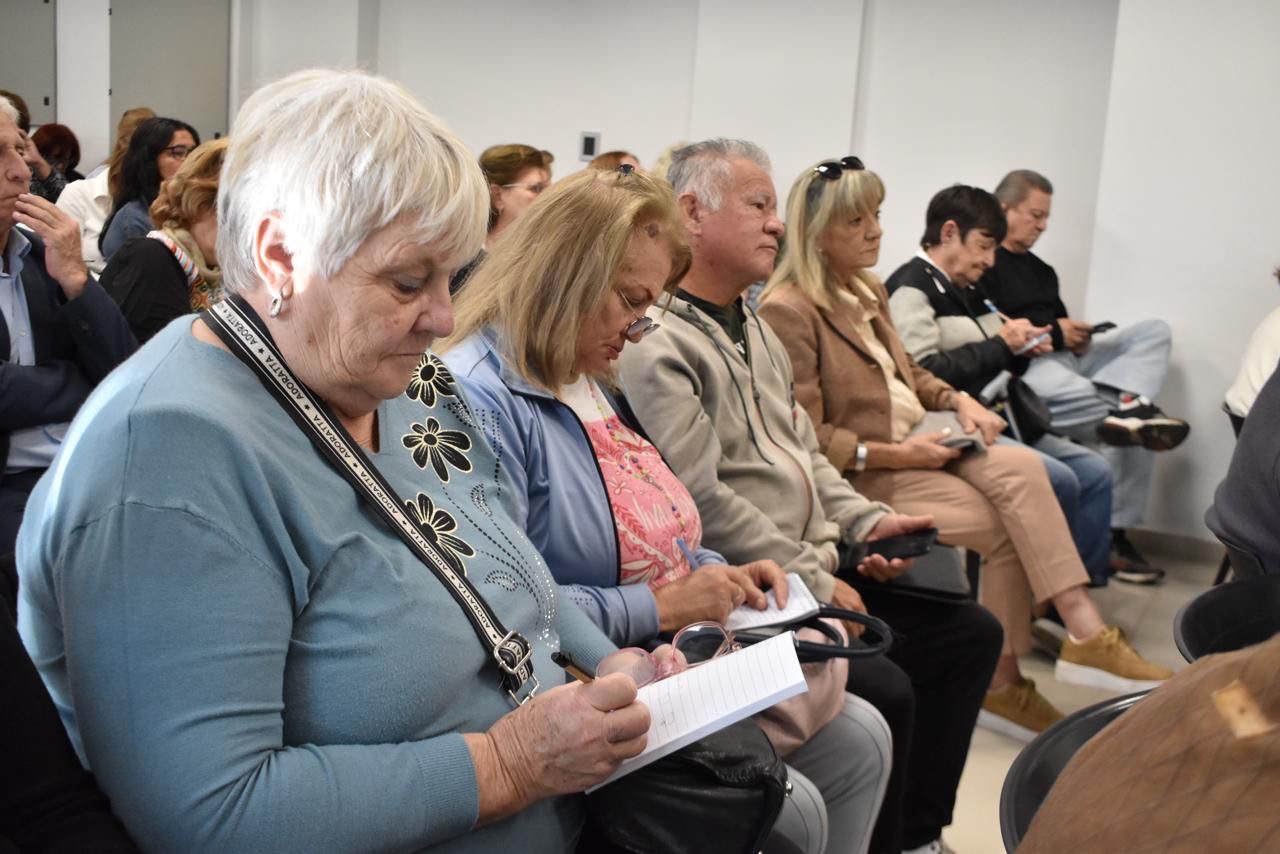 Personas mayores toman nota durante un taller de trámites digitales en Santa Fe