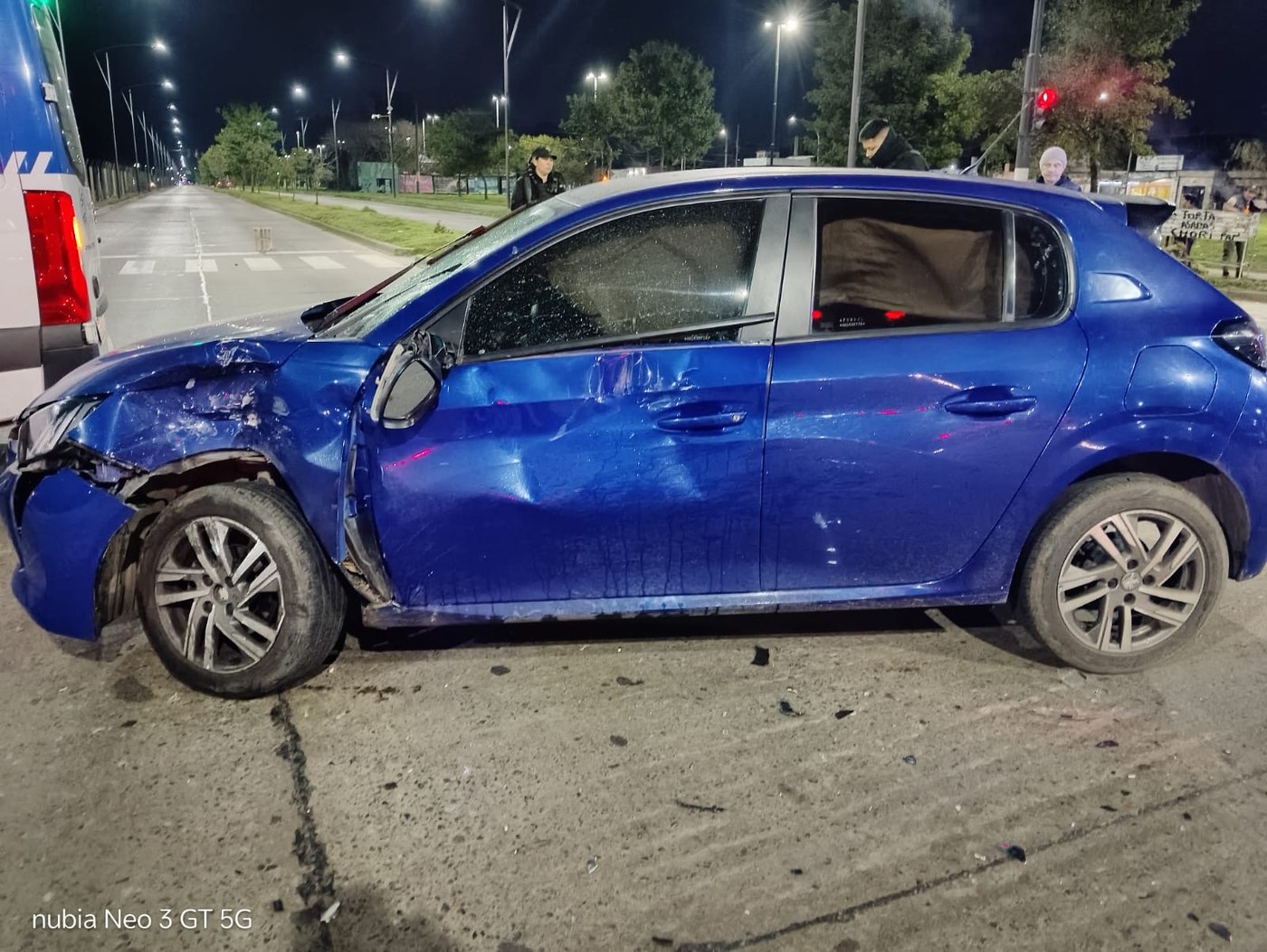El Peugeot con daños tras el choque con la moto en Ruta 34 y Bouchard