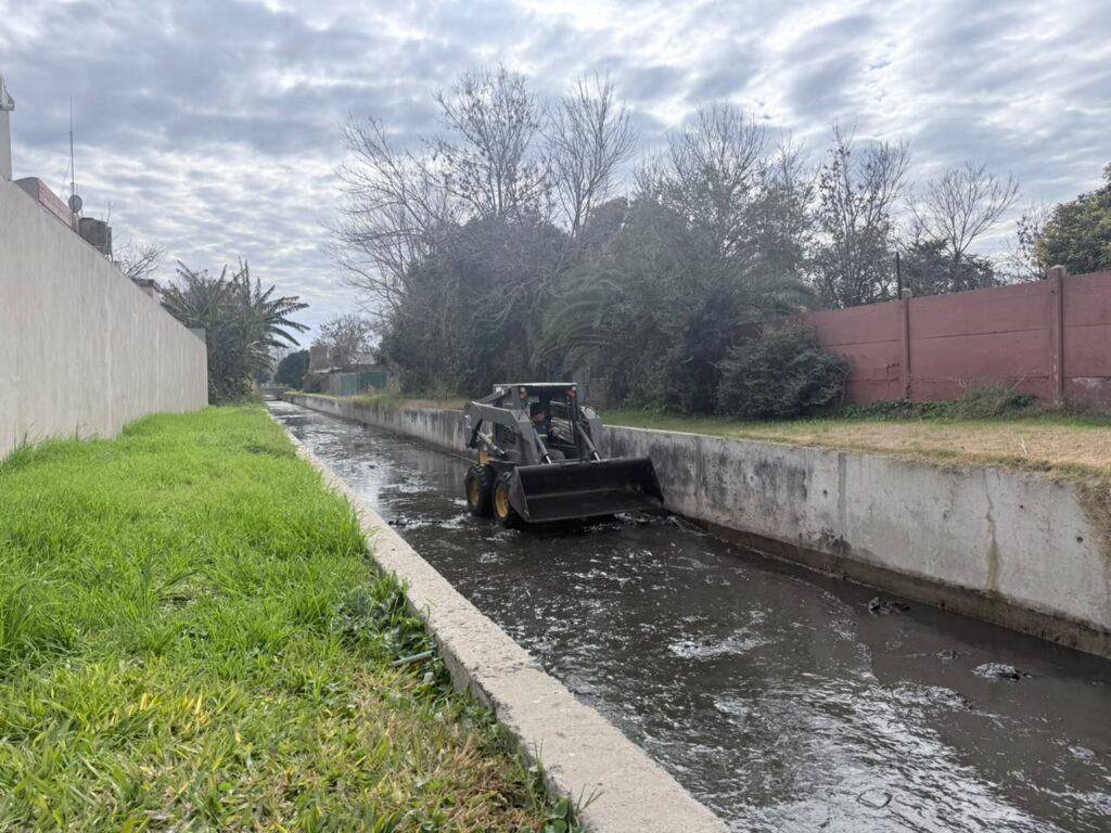 Maquinaria del municipio de Funes trabaja en un canal ante El Niño