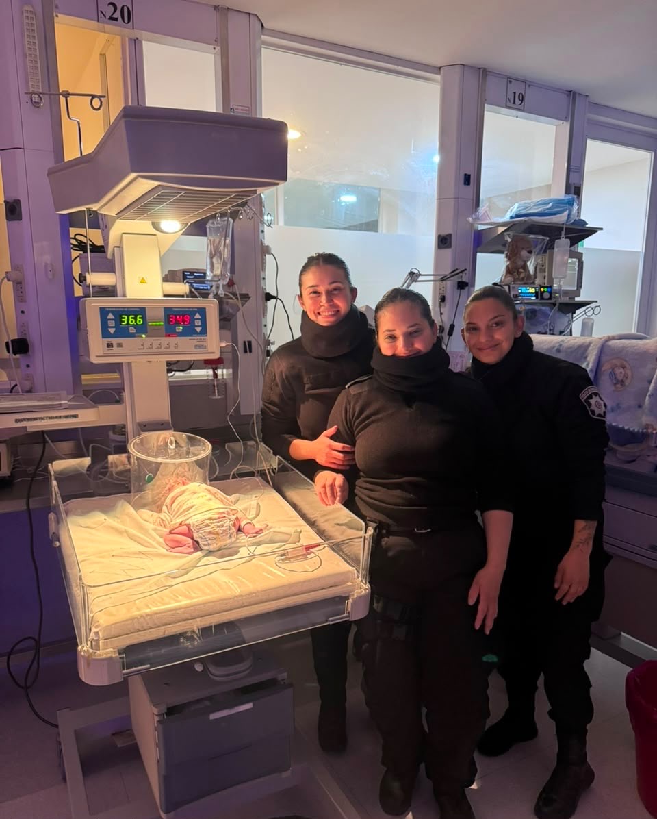 Policías que asistieron un parto en Rosario junto al recién nacido en Neonatología