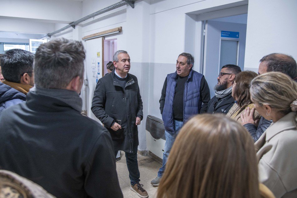 Funcionarios municipales en la recorrida por el Policlínico San Martín de Rosario