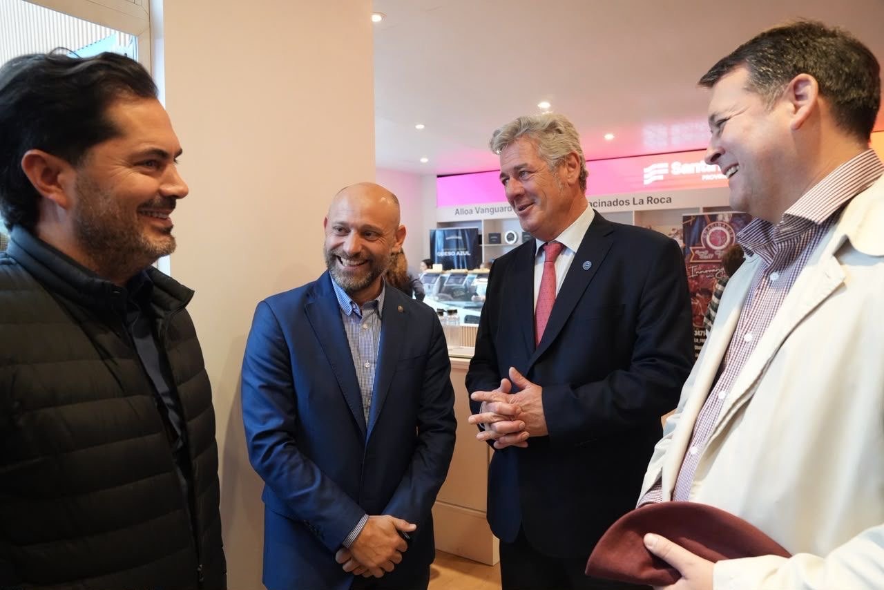 El ministro Gustavo Puccini con autoridades en el stand de Santa Fe en La Rural