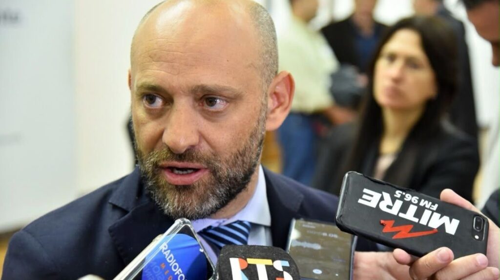 El ministro de Desarrollo Productivo de Santa Fe, Gustavo Puccini, responde preguntas de la prensa