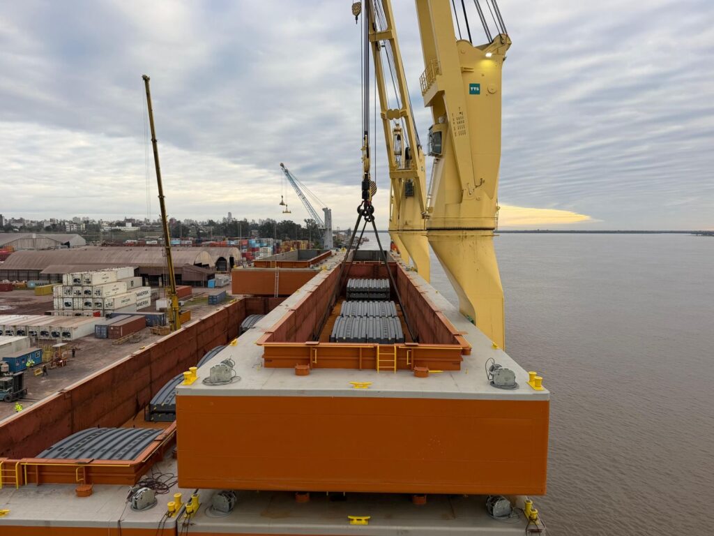 Operacion con 12 barcazas de LHG Mining en el Puerto de Rosario